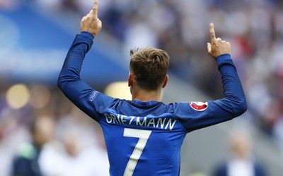 米兰电竞动态-于帕梅卡诺被梅西晃倒瞬间