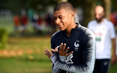 米兰电竞动态-克洛伊凯利赛后累瘫在草地上